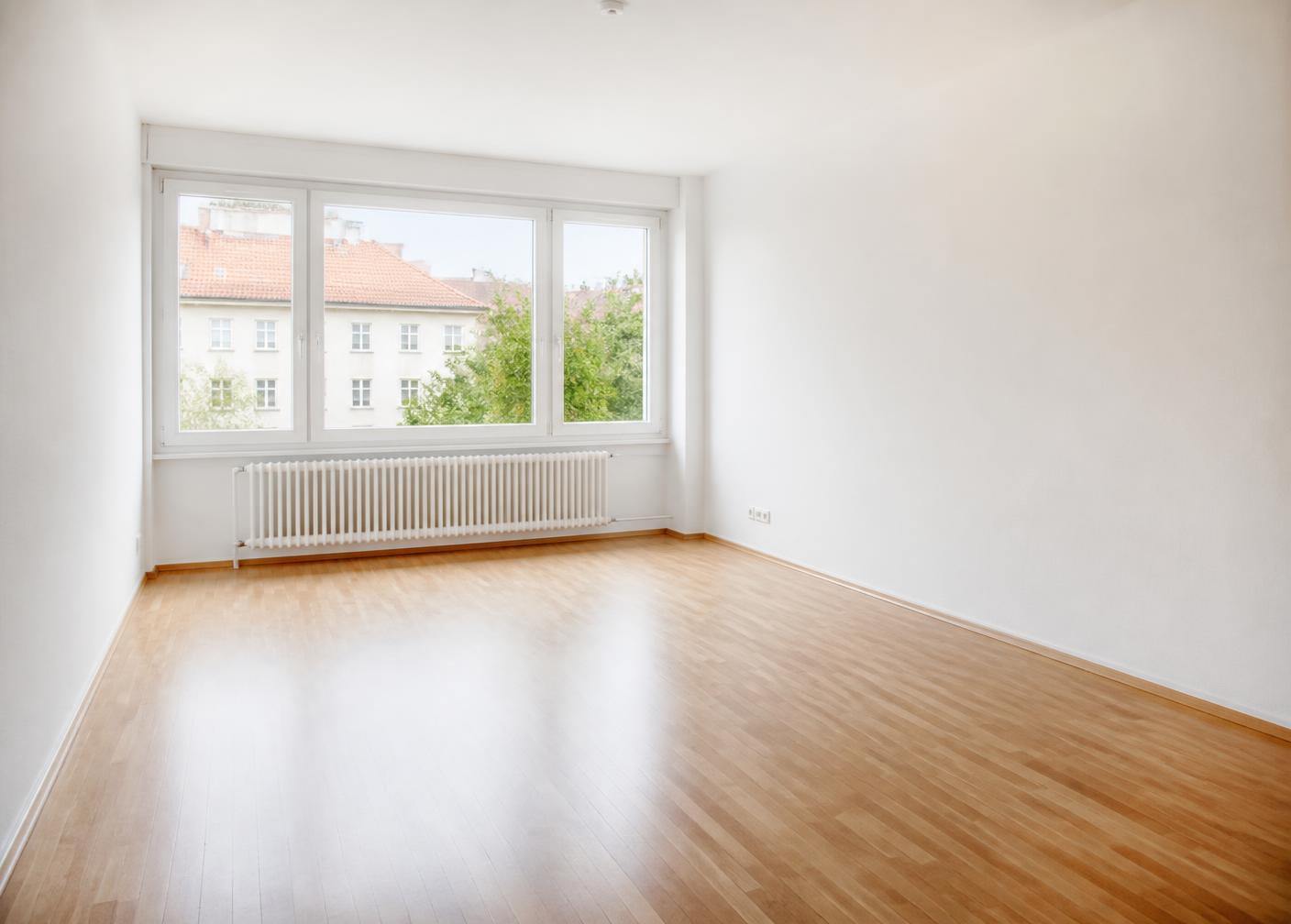 Leere, frisch gereinigte Wohnung mit Parkettboden